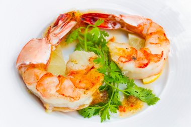 Izgara kaplan karides süslemeleri kişniş yaprağı ve limon ile