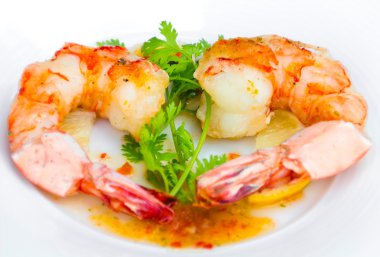 Izgara kaplan karides süslemeleri kişniş yaprağı ve limon ile