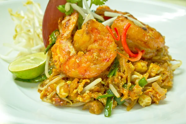 Pad Thai, noedels roergebakken met garnalen — Stockfoto