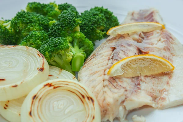 Brokoli ve ızgara soğan ile buharda pişmiş balığı