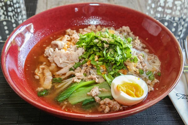 Tay şehriye çorbası domuz eti ile