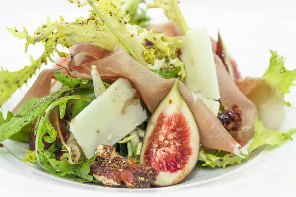 Salada de nozes de chicória, presunto de queijo parma e figo — Fotografia de Stock