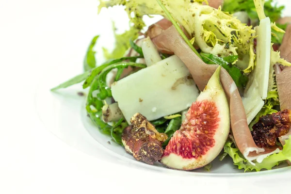 Salada de nozes de chicória, presunto de queijo parma e figo — Fotografia de Stock