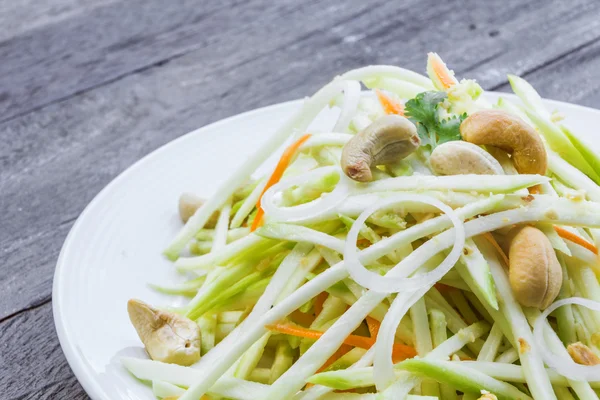 Salada de manga verde com cenoura e castanha de caju — Fotografia de Stock