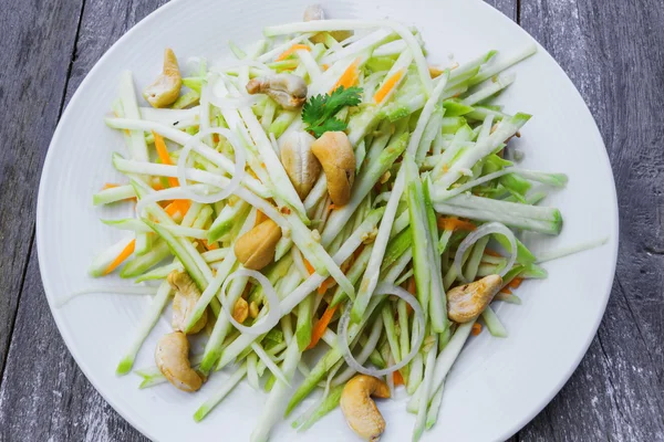 Ensalada de mango verde con zanahoria y anacardos — Foto de Stock