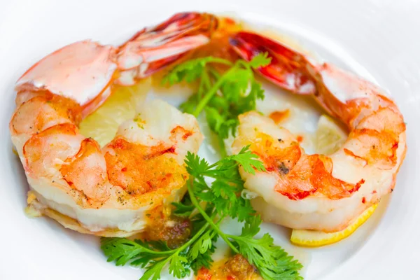 Izgara kaplan karides süslemeleri kişniş yaprağı ve limon ile