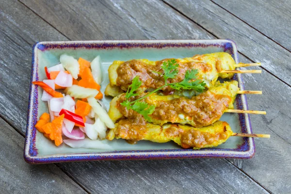 Frango satay, frango grelhado em açafrão e ervas — Fotografia de Stock