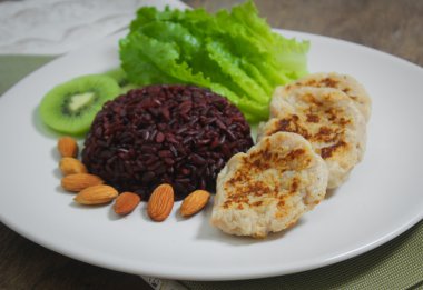 Riceberry pirinç ve romaine marul ile ızgara tavuk