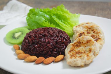 Riceberry pirinç ve romaine marul ile ızgara tavuk