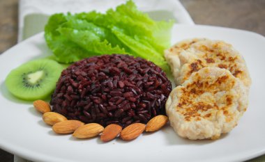 Riceberry pirinç ve romaine marul ile ızgara tavuk