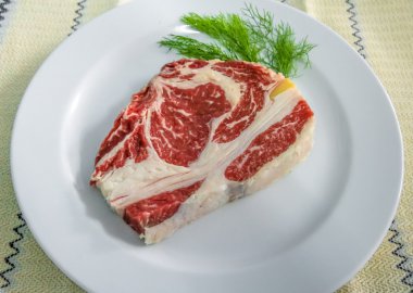 Yemek pişirmek için kaburga sığır eti hazırlama slayt