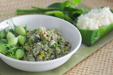 yapışkan pirinç ile baharatlı salata uskumru