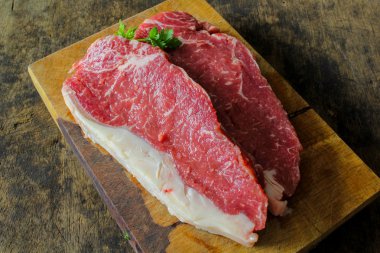 yemek pişirmek için striploin sığır eti hazırlama