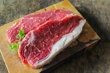 yemek pişirmek için striploin sığır eti hazırlama