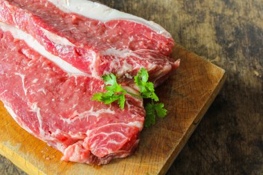 yemek pişirmek için striploin sığır eti hazırlama