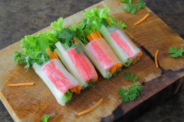 Salata roll sebze ve yengeç sopa