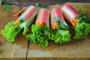 Salata roll sebze ve yengeç sopa