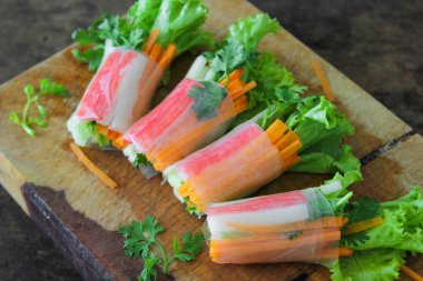 Salata roll sebze ve yengeç sopa