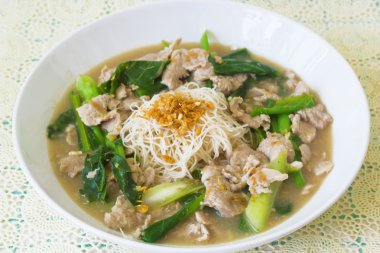 domuz eti ve lahana ile tepesinde erişte erişte