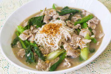 domuz eti ve lahana ile tepesinde erişte erişte