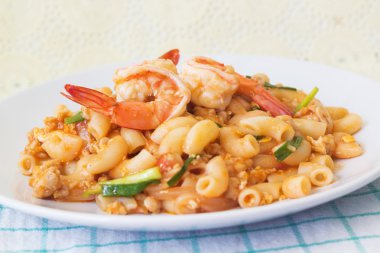 Kızarmış karidesli makarna ilave edin