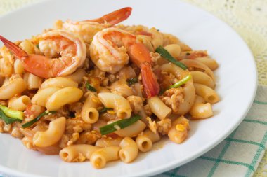 Kızarmış karidesli makarna ilave edin