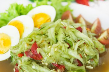 Tay tarzında salatalık baharatlı salata