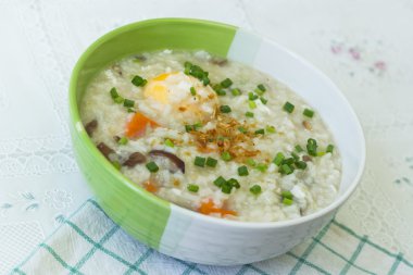 Yumurta ve sebze ile haşlanmış pirinç