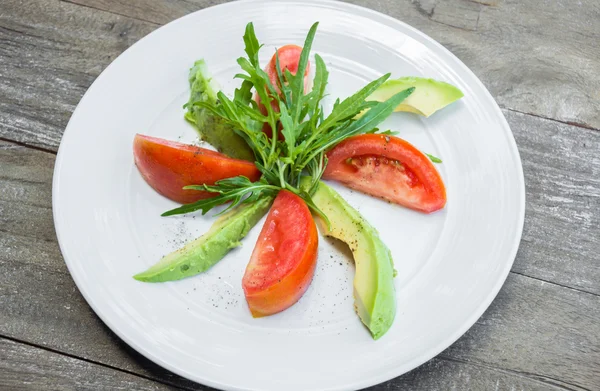 Salada de abacate e tomate Arugula — Fotografia de Stock