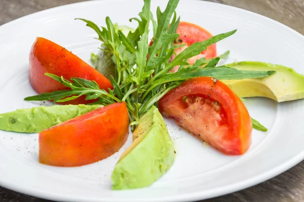 Авокадо з руколою та томатним салатом — стокове фото