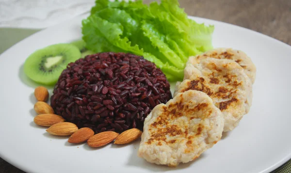 Riceberry pirinç ve romaine marul ile ızgara tavuk — Stok fotoğraf