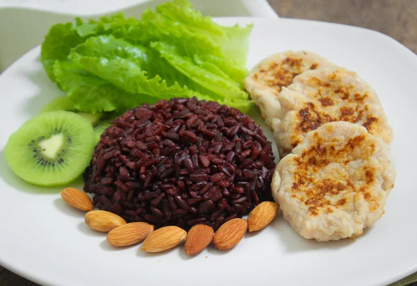 Ayam panggang dengan nasi riceberry dan selada romaine — Stok Foto