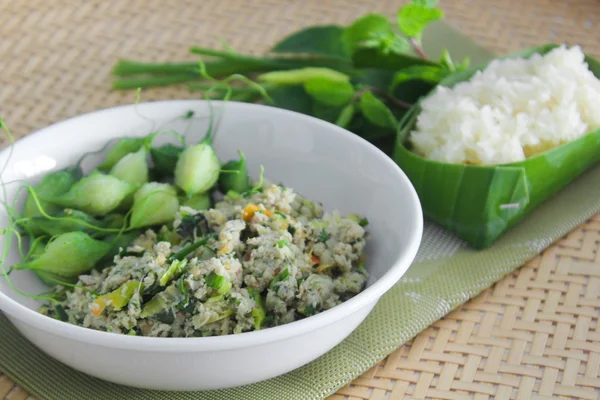 Yapışkan pirinç ile baharatlı salata uskumru — Stok fotoğraf