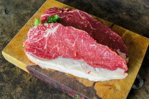 yemek pişirmek için striploin sığır eti hazırlama