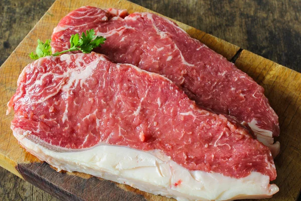 Striploin приготовление говядины для приготовления пищи — стоковое фото