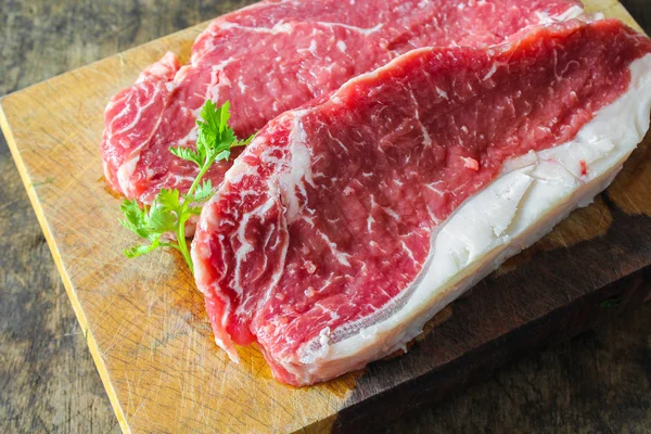 Striploin приготовление говядины для приготовления пищи — стоковое фото