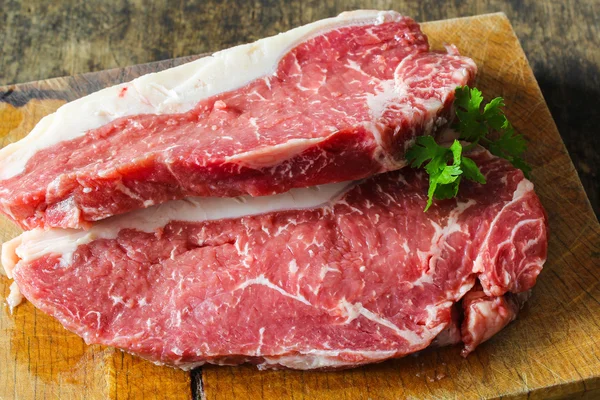 yemek pişirmek için striploin sığır eti hazırlama