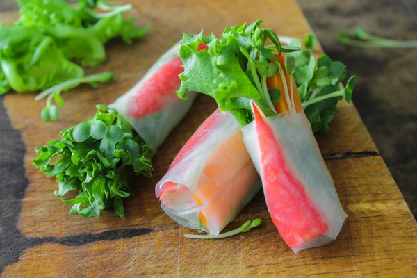 Salada de legumes rolo e pau de caranguejo — Fotografia de Stock