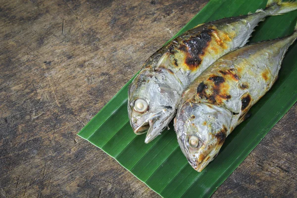 バナナの葉に鯖の西京焼き — ストック写真