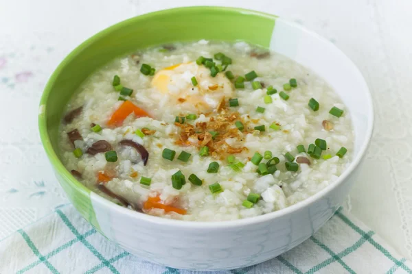 Варёный рис с яйцом и овощами — стоковое фото