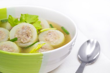 Salatalık ve domuz çorbası temizleyin