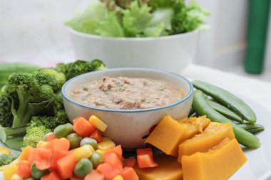 Uskumru chili yapıştırın, baharatlı sos