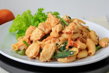 Kızarmış tavuk ve domates soslu makarna