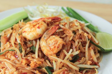 Karides ile Tay tarzında erişte