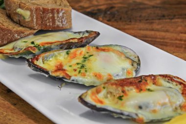 Yeni Zelanda midye peynir pişmiş