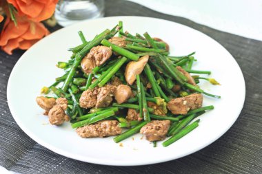 Kızarmış sarımsak chives ile Tavuk ciğeri