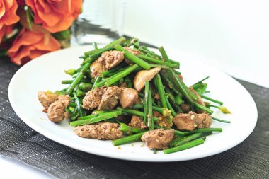 Kızarmış sarımsak chives ile Tavuk ciğeri