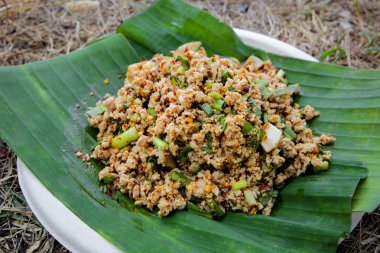 Baharatlı kıyılmış domuz salata