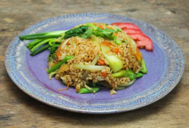 lahana ve domates ile kızarmış pilav