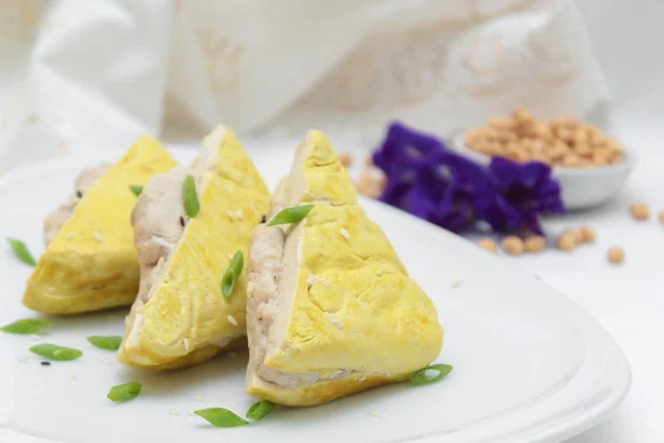 Gedämpfter Tofu mit Hühnchen — Stockfoto